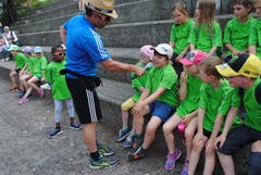Regionaler Kinderspieltag in Buochs. Platzspeaker Peter von Holzen interviewt die Teilnehmerinnen und Teilnehmer. (Bild: Rosmarie Berlinger (Buochs, 26. Mai 2018))