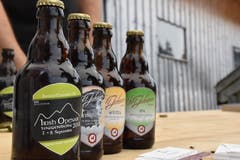 Die Flaschen der Brauerei St. Johann aus Nesslau. (Bild: Timon Kobelt)