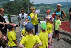 Regionaler Kinderspieltag in Buochs. Die Kinder erhalten Anweisungen für das nächste Spiel. (Bild: Rosmarie Berlinger (Buochs, 26. Mai 2018))