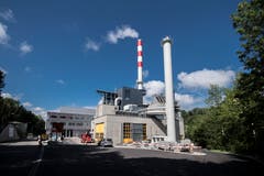 Das modernisierte Kehrichtheizkraftwerk (KHK) der Stadt St.Gallen im Sittertobel. Die geänderte Bezeichnung (früher hiess die Einrichtung Kehrichtverbrennungsanlage) deutet darauf hin, dass die Abwärme heute soweit irgend möglich als Fernwärme und zur Stromproduktion genutzt wird. (Bild: Benjamin Manser - 9. August 2017)