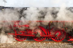 Die Dampflok 01-519 steht in Rottweil bereit für den Extrazug über die hintere Höllentalbahn nach Titisee-Neustadt, bevor die Bahnstrecke für Modernisierung und Elektrifizierung geschlossen wurde. (Bild: Erich Würgler, 25.3.2018)