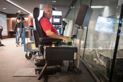 Ein verantwortungsvoller Job: der "Kranführer" im KHK. (Bild: Benjamin Manser - 9. August 2017)