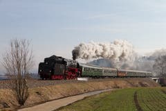 Dampflok 01-519 mit dem Extrazug auf der hinteren Höllentalbahn bei Deisslingen (D) im Schwarzwald, bevor die Bahnstrecke für Modernisierung und Elektrifizierung ab April 2018 für zwei Jahre geschlossen wurde. (Bild Erich Würgler, 25.3.2018)