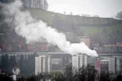 So kennt die Bevölkerung im benachbarten Quartier Bruggen das Kehrichtheizkraftwerk: vom Siedlungsgebiet aus ist nur die Spitze des Kamins mit Rauchfahne sichtbar. (Bild: Urs Jaudas - 1. Februar 2013)