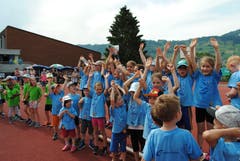 Regionaler Kinderspieltag in Buochs. Die Gruppe aus Hellbühl feiert den Sieg in der Vereinsstafette. (Bild: Rosmarie Berlinger (Buochs, 26. Mai 2018))