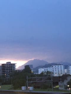 Blitze eines Gewitters erhellen den Pilatus. (Bild: Stefan Hegglin / Aufnahmeort: Baar 26.5.2018)