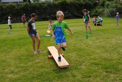 Regionaler Kinderspieltag in Buochs. Im Eiltempo gehts über das Hindernis. (Bild: Rosmarie Berlinger (Buochs, 26. Mai 2018))