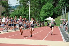 Schnell unterwegs: Elin Weber (links) und Jara Eisenring vom TV Lütisburg beim 60-Meter-Lauf. (Bild: Beat Lanzendorfer)