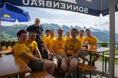 Stolze Helfer nach dem Bierwandertag auf dem Gamplüt. (Bild: PD)