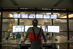 Auch über dem Bunker wimmelt es nochmals von Bildschirmen. (Bild: Roger Grütter / Perlen, 28. Mai 2018)