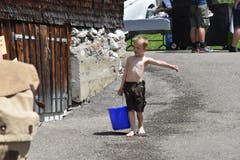 Der Nachwuchs schleppt frisches Wasser heran. (Bild: Timon Kobelt)