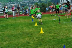 Regionaler Kinderspieltag in Buochs. Auch Kleidertaschen gelangen bei einem Spiel zum Einsatz. (Bild: Rosmarie Berlinger (Buochs, 26. Mai 2018))