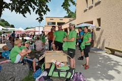In Grün ins Neckertal gereist. Die Jugi-Riege des Turnvereins Bazenheid und ihre Leiterinnen und Leiter. (Bild: Beat Lanzendorfer)