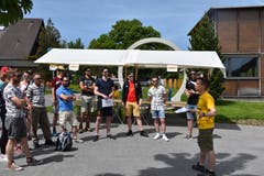 Tobias Kobelt erklärt den Anwesenden das Prozedere. (Bild: Timon Kobelt)