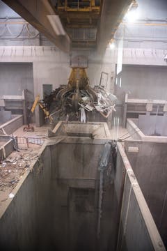 Erste Station des Abfalls ist der Bunker, wo mehrere Kräne im Einsatz sind. (Bild: Roger Grütter / Perlen, 28. Mai 2018)