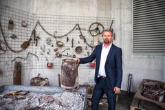 Allerdings: Im Ofen wird nicht alles verbrannt. Die auffälligsten Stücke hat die Renergia für Besucherrundgänge gesammelt und ausserhalb des Gebäudes drapiert. (Bild: Roger Grütter / Perlen, 28. Mai 2018)