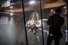 Auf einem Medienrundgang im modernisierten KHK steht der Kran, mit dem der Abfall verteilt wird, im Zentrum des Interesses. (Bild: Benjamin Manser - 9. August 2017)