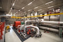 Im Maschinenhaus produzieren Turbinen Strom. (Bild: Roger Grütter / Perlen, 28. Mai 2018)