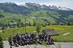 Die Gruppe "Brisi" posiert vor den Churfirsten. (Bild: Timon Kobelt)