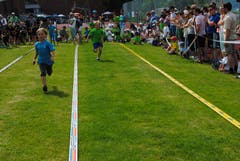 Regionaler Kinderspieltag in Buochs. Die Stafetten sind jeweils ein Publikumsmagnet. (Bild: Rosmarie Berlinger (Buochs, 26. Mai 2018))