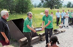 Vor hundert geladenen Gästen sagte Pro-Riet-Präsident Ignaz Hugentobler über den Torfwürfel: «Mi hät’s fascht us de Schueh ghaue, won’en dänn gseh ha.» (Bild: Bilder: Gert Bruderer)