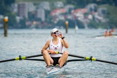 Laura Wunderlin vom Ruderclub Cham gönnt sich den verdienten Schluck Wasser. (Bild: Christian H. Hildebrand, 26. Mai 2018)