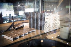 3-D Carbon-Glasfaserstrukturen für Textilbeton. Sie werden bei der Sanierung von Brücken und Strassen eingesetzt.