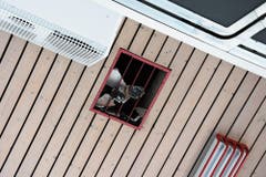 Im Bereich der Schwelbrände wurde die Deckenverkleidung entfernt, um weitere Brandherde ausschliessen zu können. (Bild: Rudolf Hirtl)