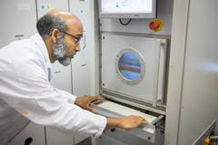 Niederdruck-Plasmareaktor zur Herstellung von Nano-Sensoren und Modifikation von textilen Oberflächen für medizinische Anwendungen und den Einsatz in militärischen Schutztextilien.