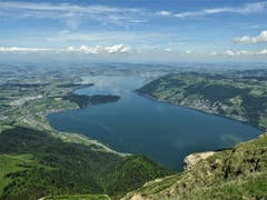 Ein kurzer Blick vom Rigi Kulm in Richtung alte Heimat, nämlich ins "Zugerländli" musste einfach sein. (Bild: Margrith Imhof-Röthlin)