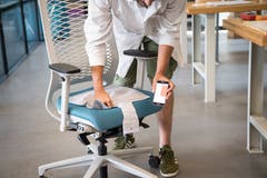 Der digitale Bürostuhl mit 4 integrierten textilen Drucksensoren erkennt die exakte Sitzposition und gibt ein Feedback zur ergonomischen Haltung, hilft also Rückenbeschwerden vorzubeugen.