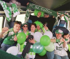 Auch im Zug geben sich die St.Galler Fans siegessicher. (Ralph Ribi)