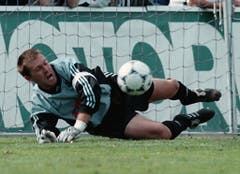 Lausanne-Goalie Martin Brunner beim verschossenen Penalty von Edwin Vurens. (Keystone)