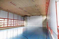 Im Bereich der Schwelbrände wurde die Deckenverkleidung entfernt, um weitere Brandherde ausschliessen zu können. (Bild: Rudolf Hirtl)