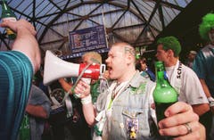 Bei der Abfahrt am St.Galler Hauptbahnhof ist die Stimmung bei den Espen-Fans noch bestens. (Ralph Ribi)