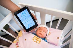 Ein Baby-Phone, das fühlen kann. Integriert in die Babymatratze soll es den plötzlichen Kindstod verhindern helfen: Es misst Atmung, Puls, Temperatur, Feuchtigkeit und Bewegung.