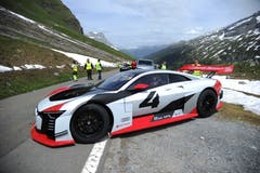 Mit einem solchen Auto am Klausne zu wenden, ist keine einfache Aufgabe. (Bild: Urs Hanhart, Spiringen, 28. Mai 2018)