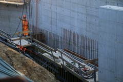 Seitlich am Kraftwerksgebäude wird an einem Auf- und Abgang für Fische gearbeitet.