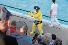 Auch ein Maskottchen darf nicht fehlen. Im Kreuzlinger Hörnli feuert «Leo» die Zuschauer an – mit selbstgenähten Team-Badehosen.
