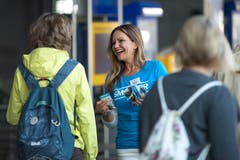 Claudia Jöhl, Leiterin Medienpartnerschaften, Verlag Lesermarkt, verteilt «Schutzengeli» der Confiserie Bachmann. (Bild: Pius Amrein, 30. Mai 2018)