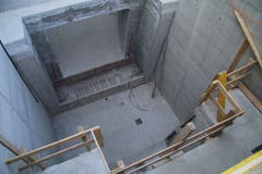 In diese enge Kammer muss die Turbine eingepasst werden. Oben im Bild der Einlass fürs Wasser, unten der Auslass.