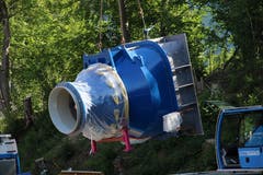 Die Turbine schwebt vom Tieflader,...