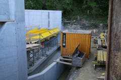 Der breite Zufluss ins Kraftwerksgebäude. Davor der Kanal fürs grobe Geschiebe.