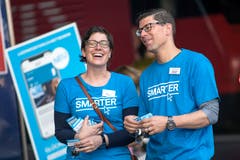 Flurina Valsecchi und Jérôme Martinu bei der Verteilaktion am Donnerstagmorgen im Bahnhof Luzern. (Bild: Pius Amrein, 30. Mai 2018)