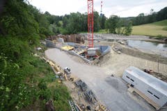 Die Kraftwerkbaustelle in der Grafenau im Sittertobel. Oberhalb der Baustelle liegt das Kehrichtheizkraftwerk der Stadt St.Gallen (man erkennt rechts neben dem Baukran den rot-weiss gestrichenen KHK-Kamin). Im Rücken der Baustelle liegt in einer Sitterschlaufe das Firmenareal der Vifor. (Bild: Stefan Bär/SGSW)