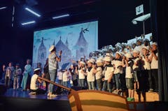 In der Sonderwoche nach Pfingsten bastelten die Schülerinnen und Schüler Bühnenbild sowie Dekoration und übten intensiv das Musical.