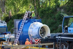 Der Kran nimmt die Turbine "an den Haken".