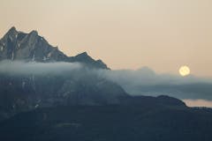 Vollmond und Pilatus. Aufnahmeort: Luzern. (Bild: Joerg Meier)