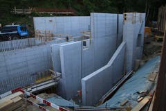 Die künftigen Kanäle im Kraftwerkgebäude: Hinten der Zufluss zur Turbine, rechts der Auslass des Grobkiesfangs.