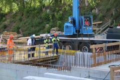 Die Turbine hat den Boden des Rohbaus erreicht. Was auch dem einen oder anderen der anwesenden Fachleute ein Handybild Wert ist.